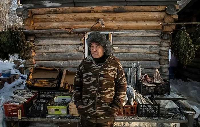 西伯利亚冬天有多恐怖？人均消耗500公斤物资，还得砍柴一个月