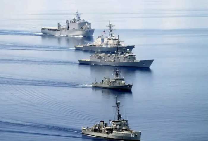 解放军052D南海贴身菲军舰，已做好战斗准备，美军却喊停开火计划