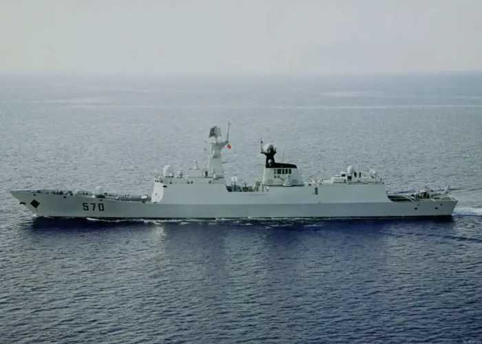解放军052D南海贴身菲军舰，已做好战斗准备，美军却喊停开火计划