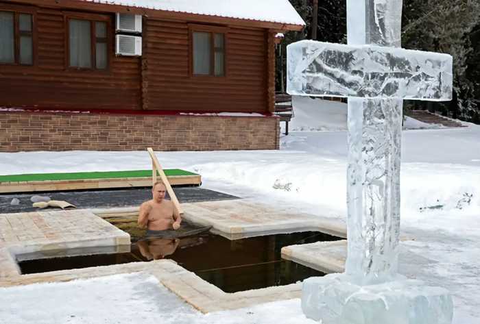 71岁的普京老当益壮，零下天气入冰水