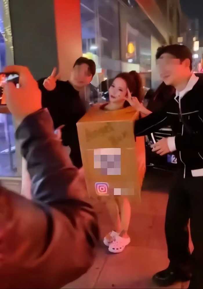 韩国女子只穿纸箱在街头“求摸”，太多人围观引来警察，或被判刑