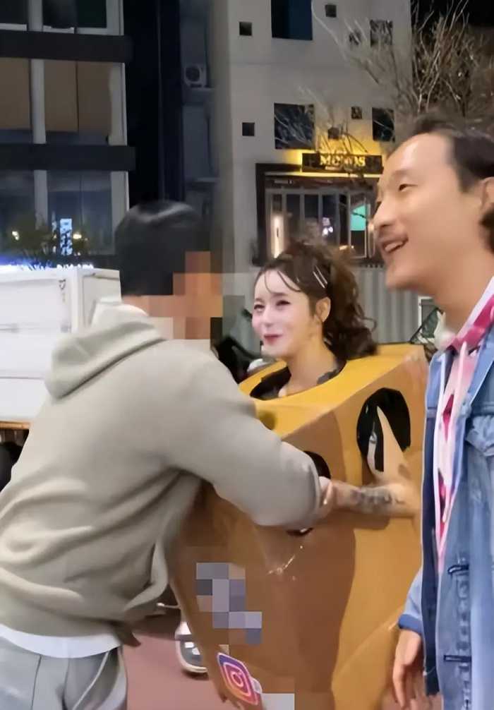 韩国女子只穿纸箱在街头“求摸”，太多人围观引来警察，或被判刑