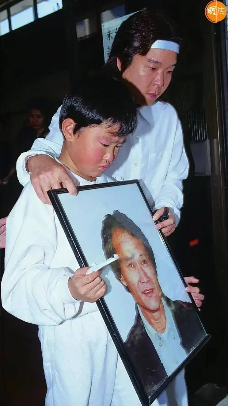 老照片：1997年，林正英葬礼现场，女友苑琼丹泣不成声，哭成泪人