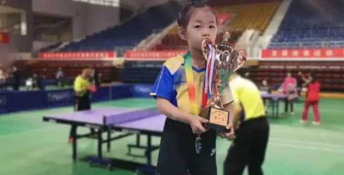 4岁开始打球，5岁获得全国少儿冠军，乒乓球“神童”令人叹服！
