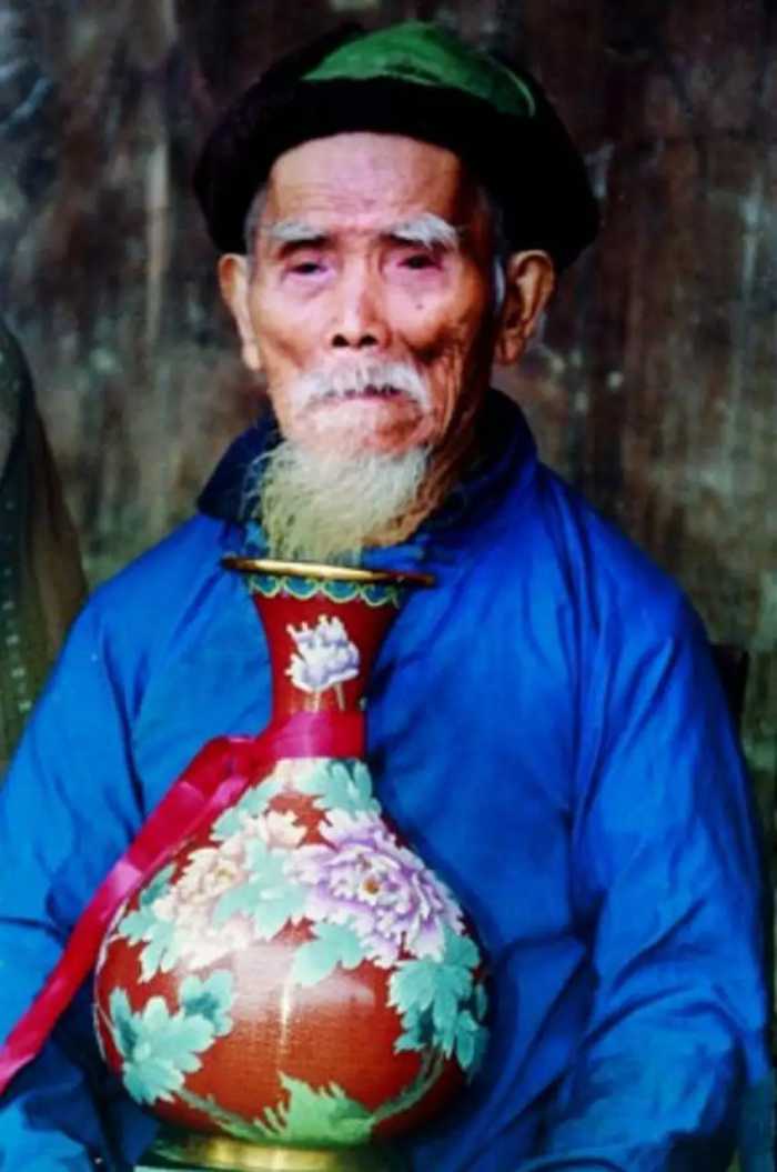 中国长寿之王龚来发，终身未娶活到133岁，生前唯一爱好不太健康
