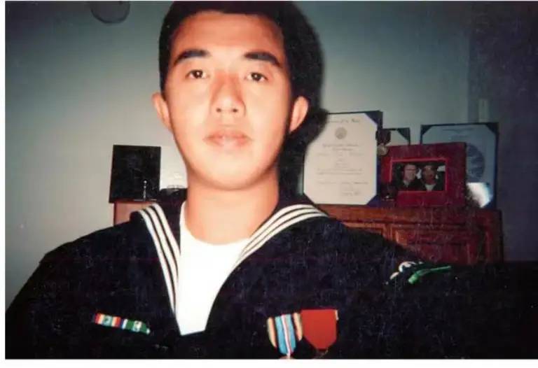 他是我国首位在美国航母上服役的华人，声称：绝不会对不起祖国