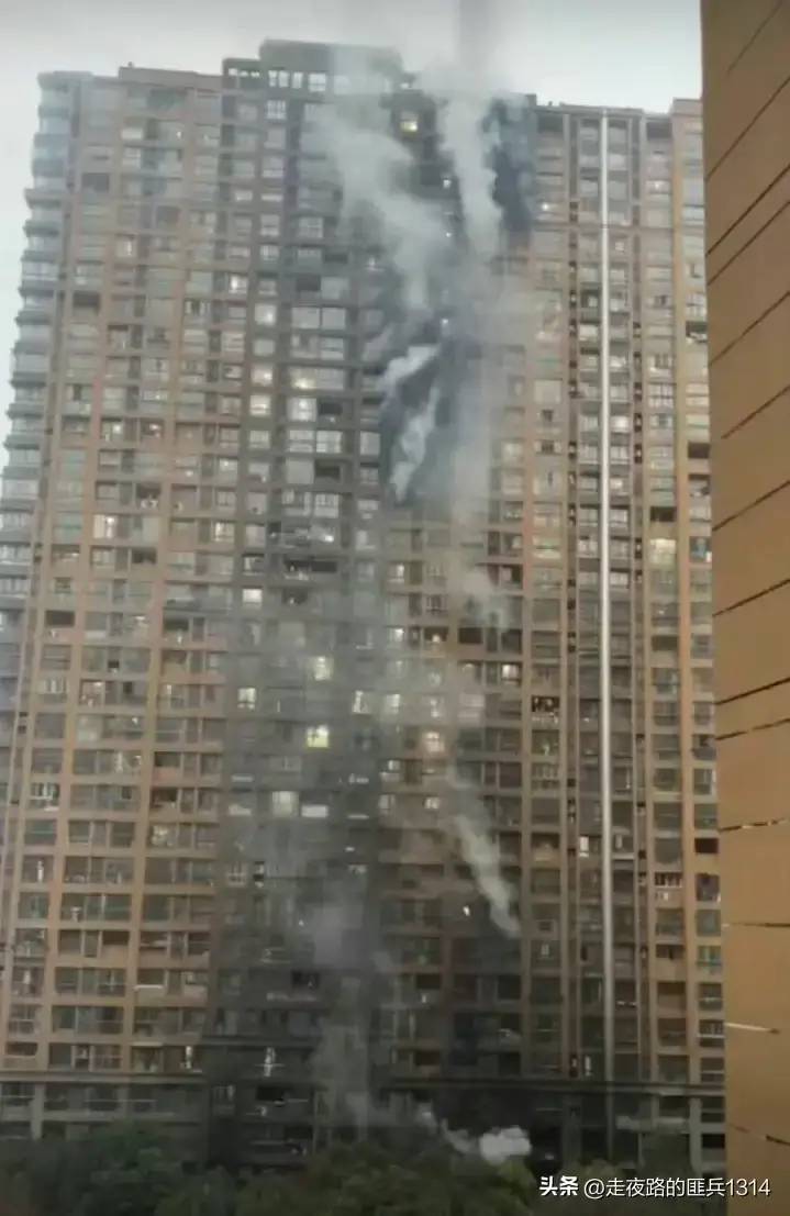 南京失火后，居民受损，回家查看，曝出楼内照片，让人心头一紧