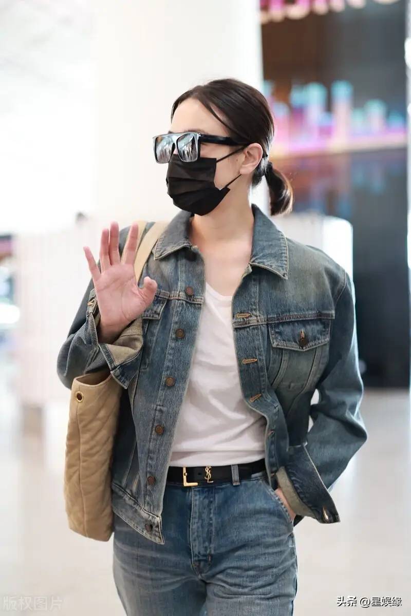 宋佳北京机场出发巴黎时装周，身穿牛仔套装酷飒十足