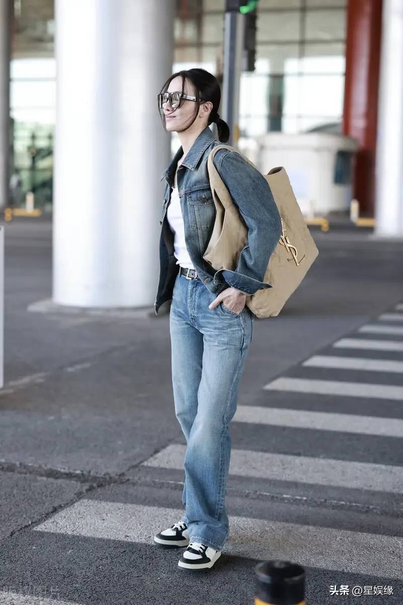 宋佳北京机场出发巴黎时装周，身穿牛仔套装酷飒十足