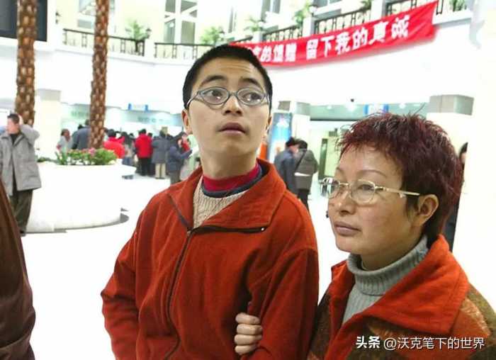 19年前，那个抓着飞机起落架从昆明到重庆的14岁男孩，现在怎样了