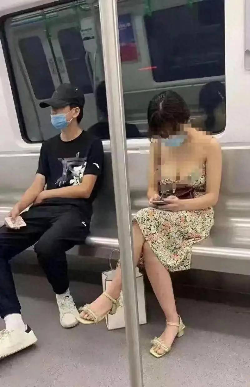 上海女子穿吊带钩衣服坐地铁，小哥不敢看，网友：真是毁三观！