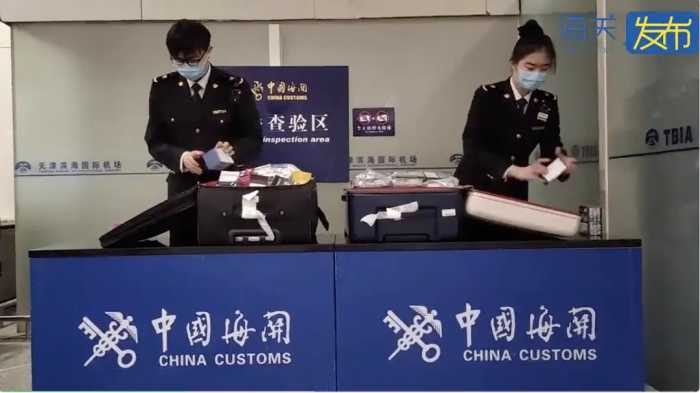 天津滨海机场海关查获动漫卡片、挂件等1252件