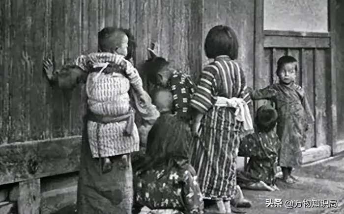 战败后日本社会的真实照片：军人乞讨难民遍地，美军过得最潇洒