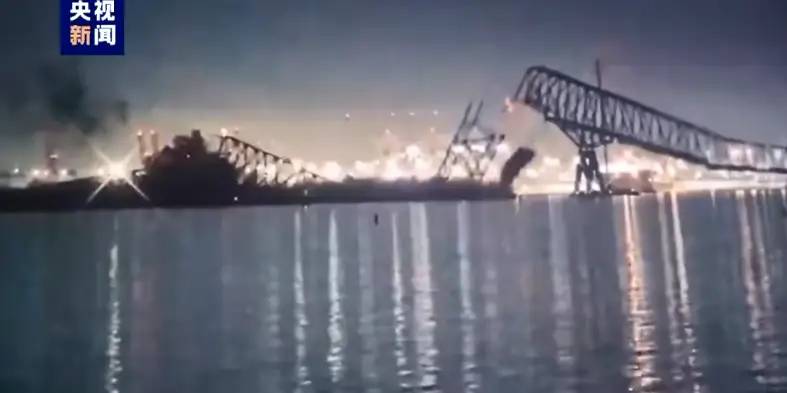 突发！美国一大桥被货船撞塌，船只爆炸，伤亡不明！现场画面曝光
