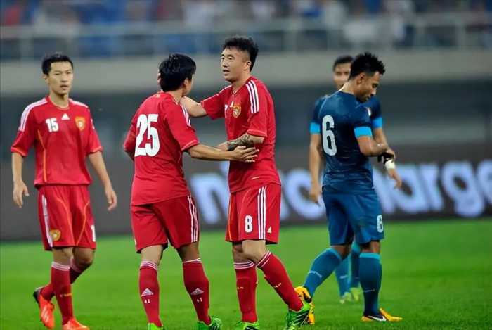 国足4-1点球遭质疑！8倍镜回放新加坡拉人犯规！裁判被指偏袒中国