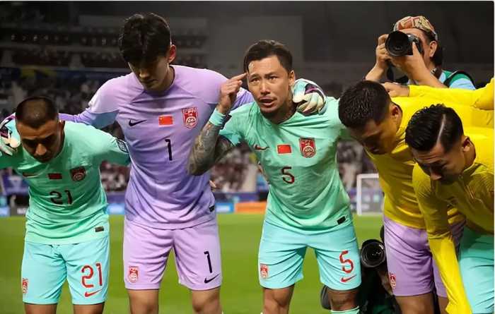 国足4-1点球遭质疑！8倍镜回放新加坡拉人犯规！裁判被指偏袒中国