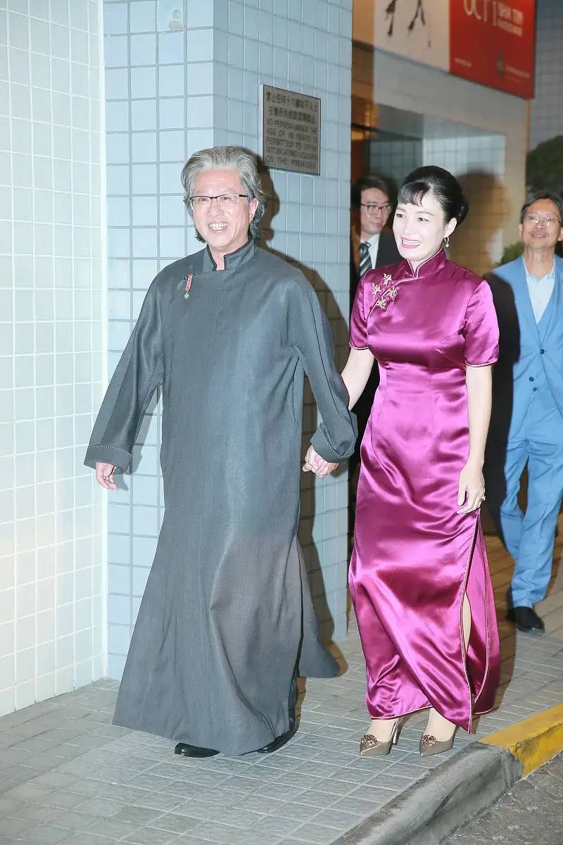 陈少霞携二婚富豪老公亮相！她穿旗袍嫩如少女，大19岁的他像爸爸