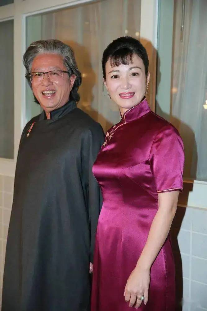陈少霞携二婚富豪老公亮相！她穿旗袍嫩如少女，大19岁的他像爸爸