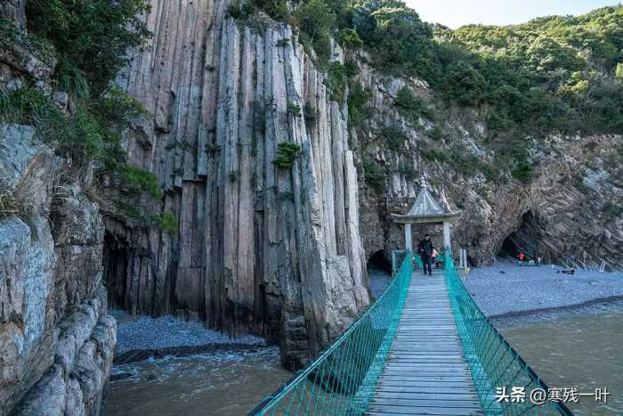 浙江发现一处奇景，成千上万根巨型石柱整齐地插在海面，世界罕见