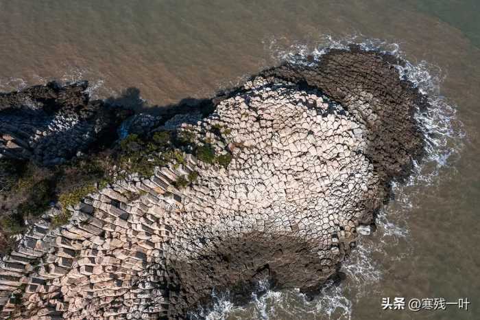 浙江发现一处奇景，成千上万根巨型石柱整齐地插在海面，世界罕见