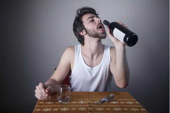 男性若长期不饮酒，一段时间后，身体可能出现4大变化!