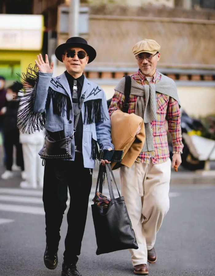 男人老了，包包尽量不要背“双肩包”和“购物袋”，这些更时髦