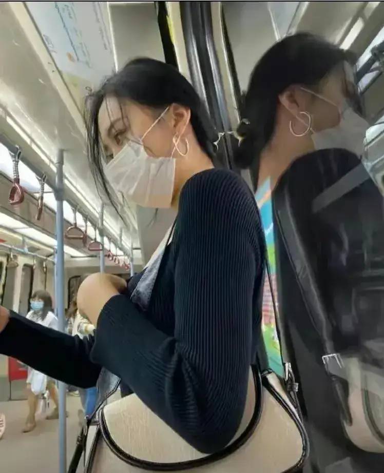 地铁偶遇美女：河南一女子的照片在网上引起轰动，太美了！