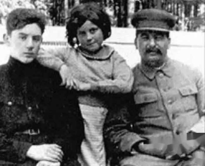 列宁逝世后，斯大林对他貌美的妻子，下了一个残忍命令