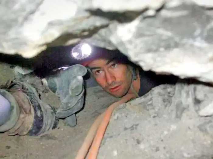 男子洞穴探险时被卡！头朝下坚持27小时后，永远被留在了洞穴中