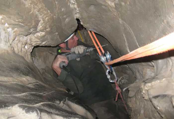 男子洞穴探险时被卡！头朝下坚持27小时后，永远被留在了洞穴中