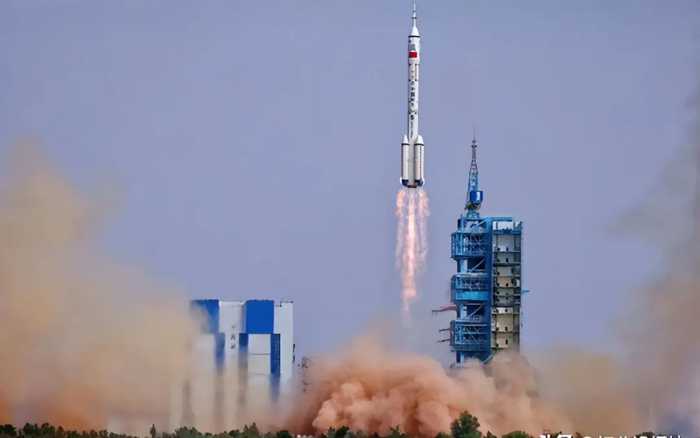 美媒焦虑了，中国成功发射神舟18号，引起美国高度紧张，优势不多
