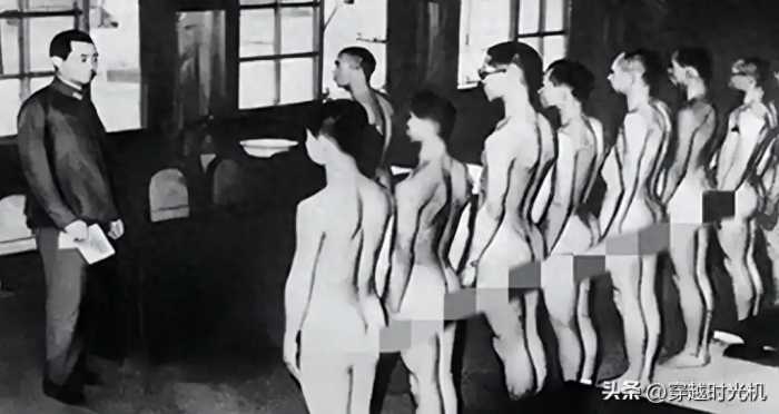 12张不可置信的老照片：民初时期的女性敢于在影楼全裸拍照