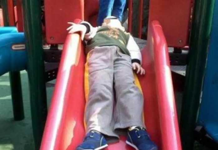孩子在幼儿园玩滑梯后昏迷不治身亡，园长：怪家长，妈妈追悔莫及