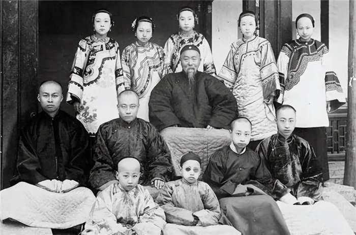1888年，李鸿章把22岁的女儿嫁给老大臣，两人的后代如今家喻户晓