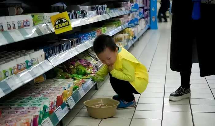 孩子在超市捏坏一颗樱桃，店员要求99元一斤赔偿，奶奶的做法亮了