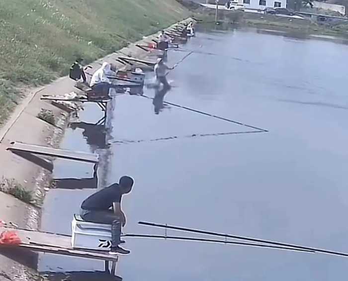 连云港一男子钓鱼被20斤大鱼拽入湖中，钓鱼场：人和鱼都上岸了