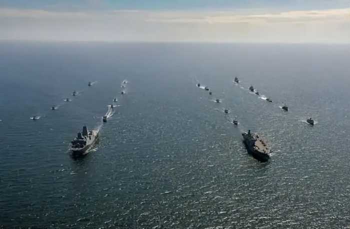 美国破防！25000巨舰横穿南海，卸下百辆战车，中方态度明朗