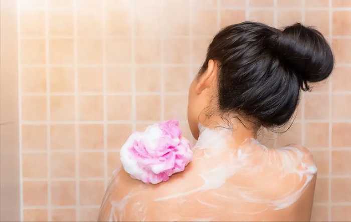 为什么女性洗澡时也会站着排尿？除了爽，还有些原因，别害羞