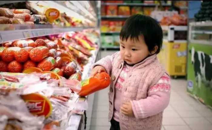 孩子在超市偷吃草莓，店员：十倍赔偿！妈妈的回应很高明。