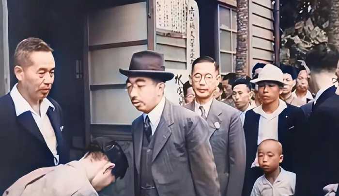 麦克阿瑟在日本当太上皇啥生活？霸占昭和第一女星，天皇像他儿子