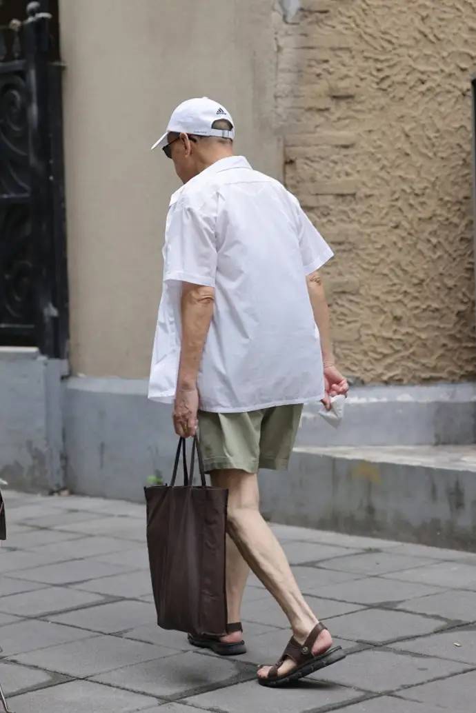 60岁男人，为什么劝你少穿POLO衫？看上海爷爷就懂，这样穿更减龄