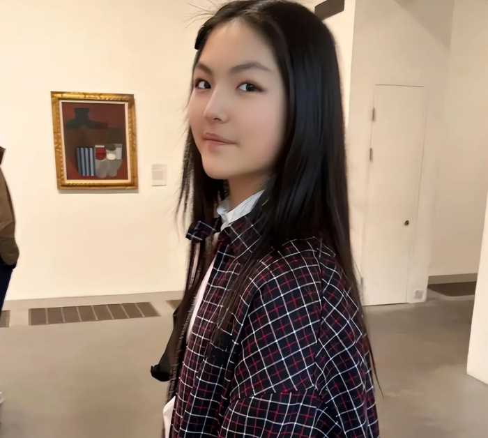 看了11岁甜馨和14岁王诗龄的近照，才明白李小璐和李湘的区别