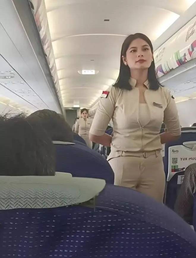 印尼空姐穿裤子引热议！网友：太酷了！看起来更舒服！