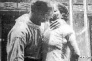 不堪入目老照片：男人搂着女子的胸一顿摸，男人抱着女人一顿热吻